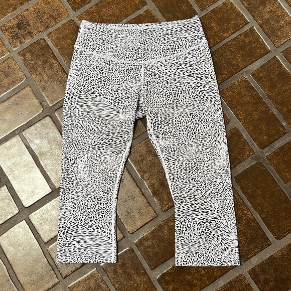 Reebok White Black & Grey Cheetah Print Capri Legging - Picture 1 of 12